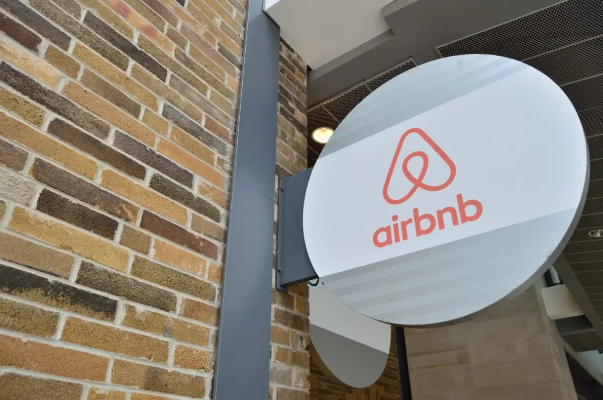 A Tactical Shift: Airbnb Introduces Discounted Fees for Host-Generated Referral Links