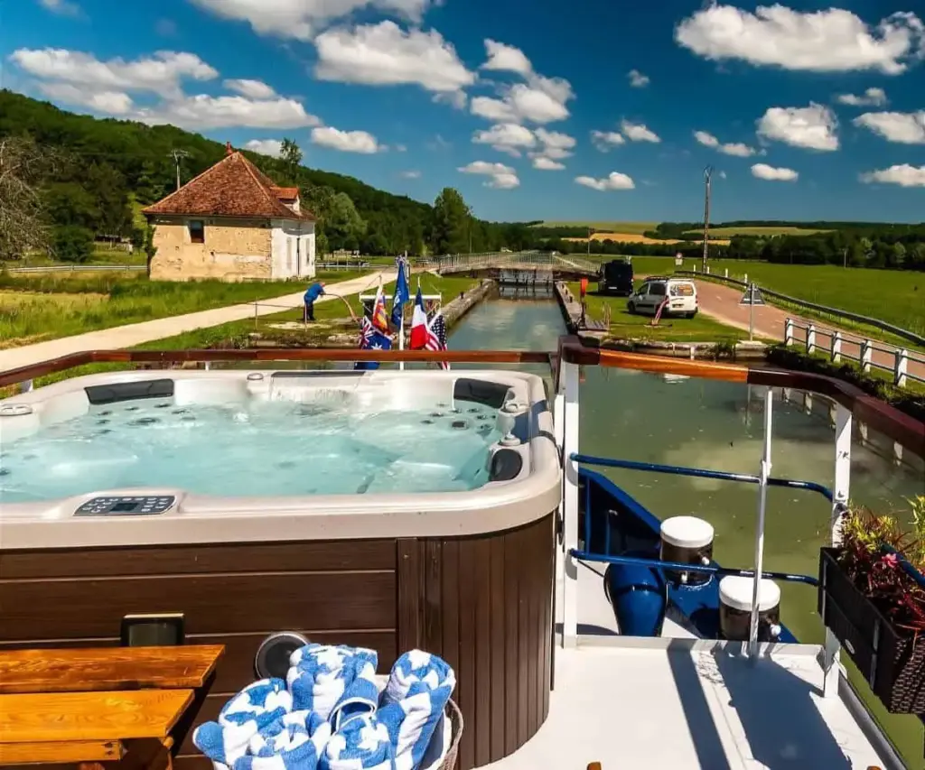 Slow Travel at 5 Kilometers per Hour: An Immersive Journey Aboard La Belle Epoque on the Burgundy Canal